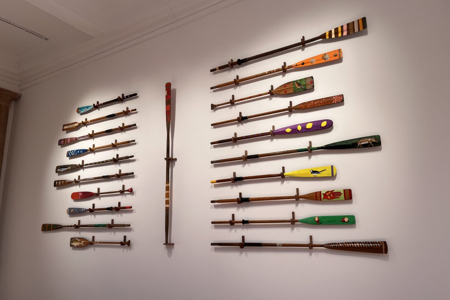 Biennale Venedig 2026: Meine fünf  Lieblings-Pavillons  
Lubaina Himid, UK Pavillon, 2026, Ruderpaddel bunt bemalt
