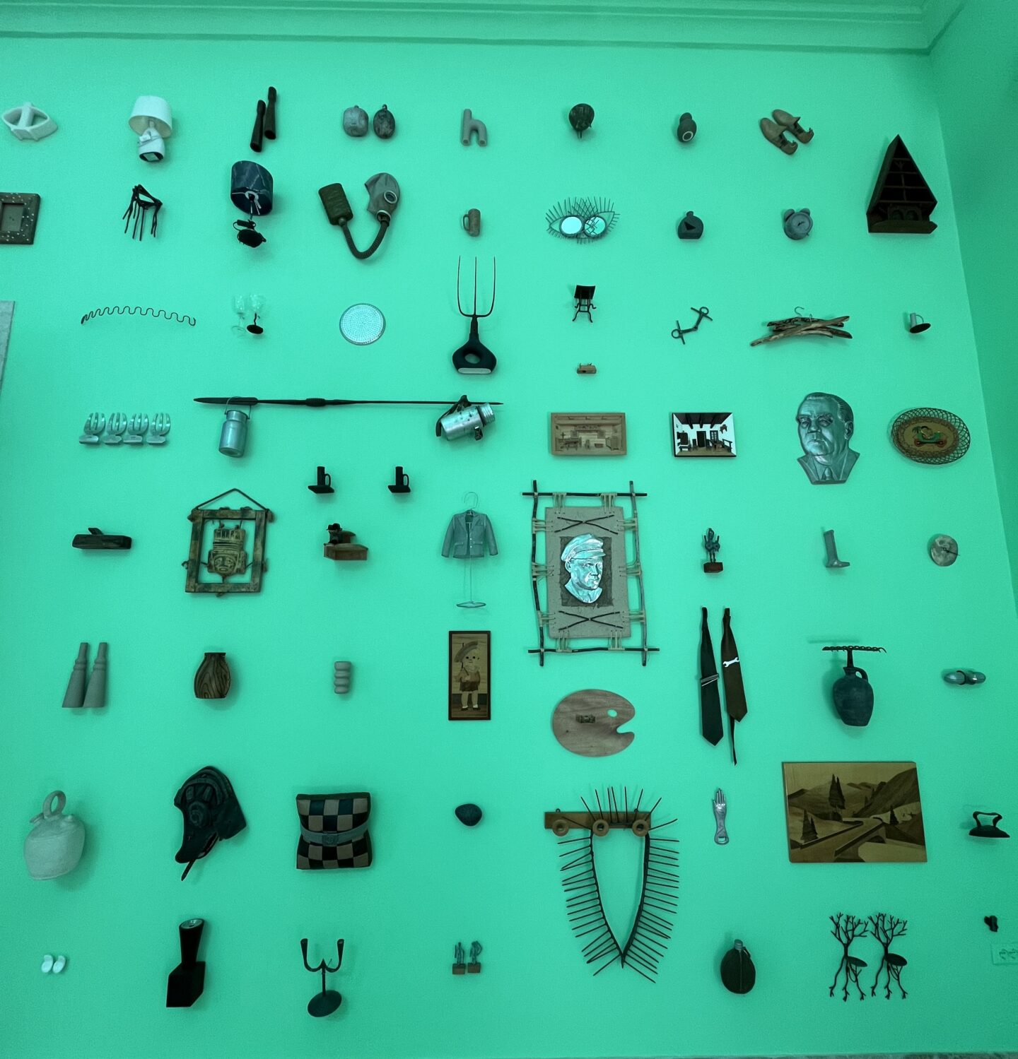 Henrike Naumann, Deutscher Pavillon, Venedig Biennale 2026, grüne Wand, gegenstände aus deutschland an der Wand