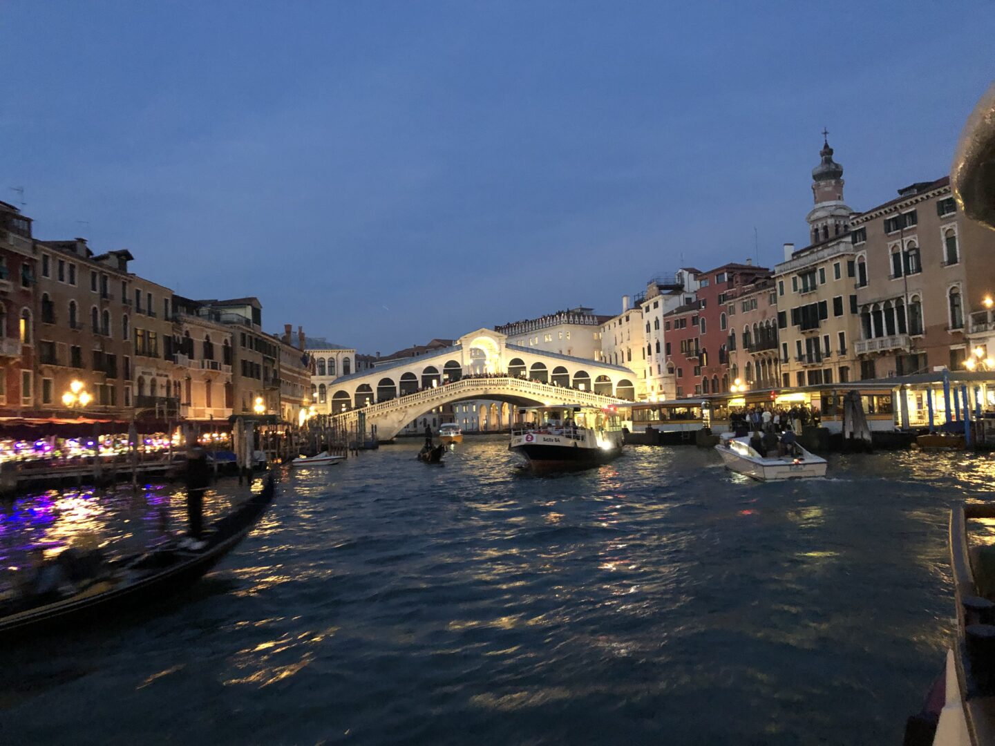 Venedig: kurzer Reiseführer einer Kunstbegeisterten | Was kann Kunst Rialto Brücke bei Nacht, Venedig: kurzer Reiseführer einer Kunstbegeisterten