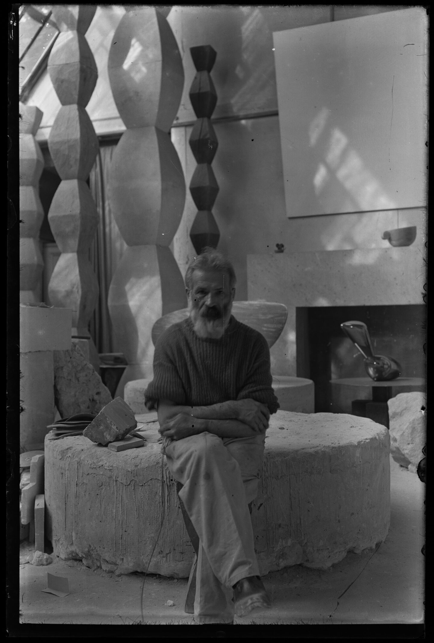 in seinem Atelier: Constantin Brancusi, der moderne Bildhauer