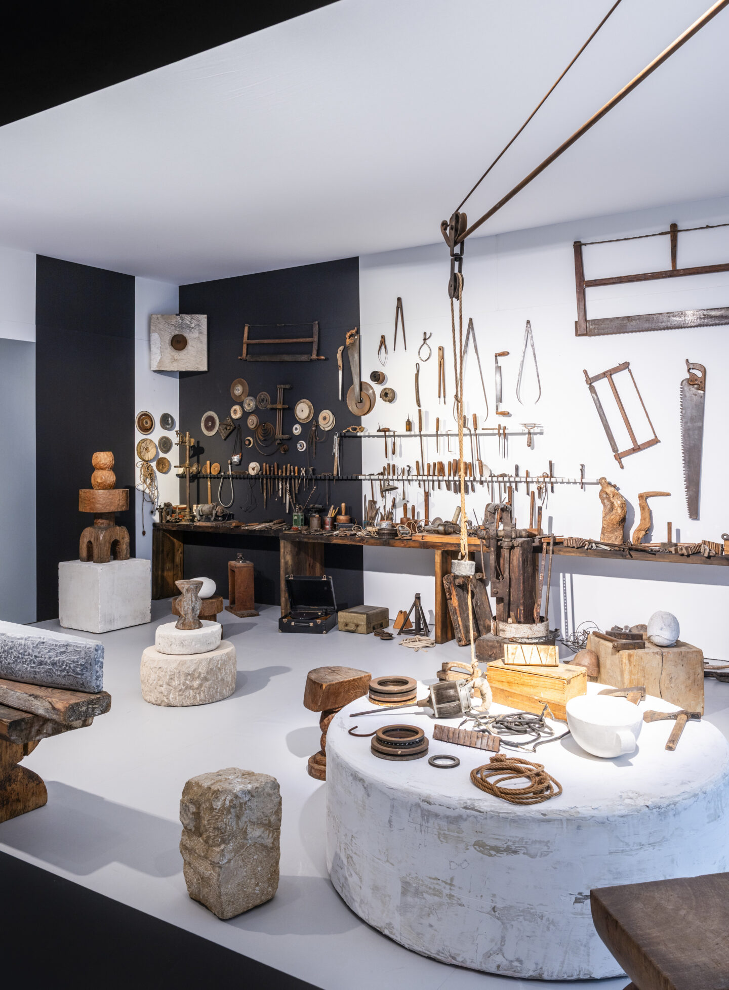 Brancusi, der moderne Bildhauer, Atelier