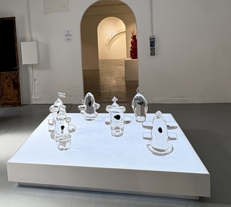 Glasstress 2026, Ausstellungsansicht, Murano, Tony Cragg, Galssfiguren mit schwarzem Herz im Innern