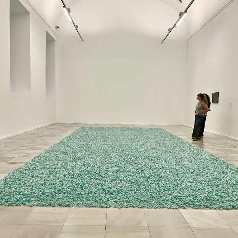 Felix Gonzalez-Torres schreibt Liebe in Alltagsdinge ein, weisser raum mit blauem bobon-teppich