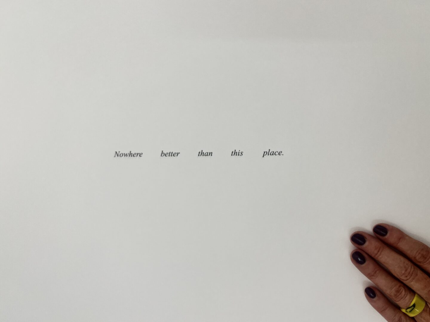 Die minimalistische, aber emotionale Konzeptkunst von Felix Gonzales-Torres, Stacks, Nowhere better than this place, weisses Papier zum Mitnehmen