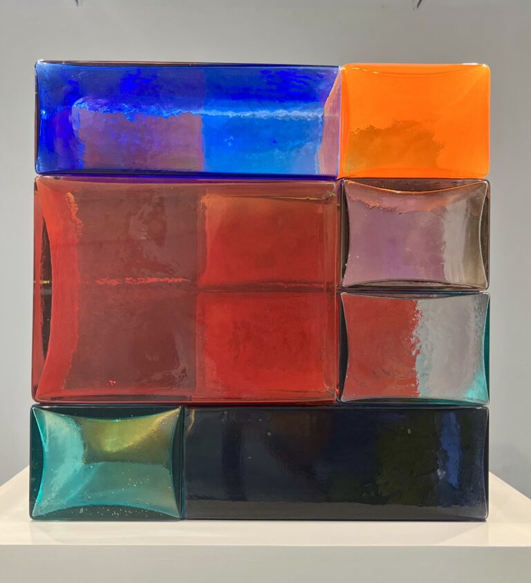 Glasstress 2026, Ausstellungsansicht, Murano, Sean Scully, Bunter Würfel aus Glasquadern