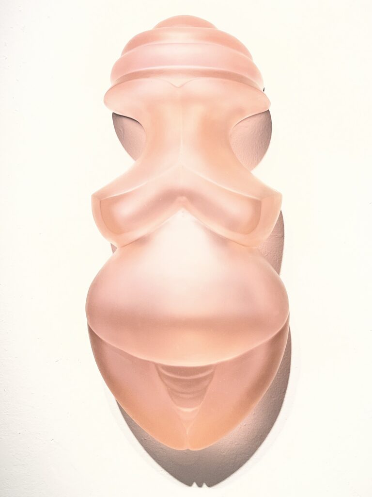 Glasstress 2026, Ausstellungsansicht, Murano, rosa Frauenkorpus aus ratiniertem Glas von Judy Chicago, Berengo Glas