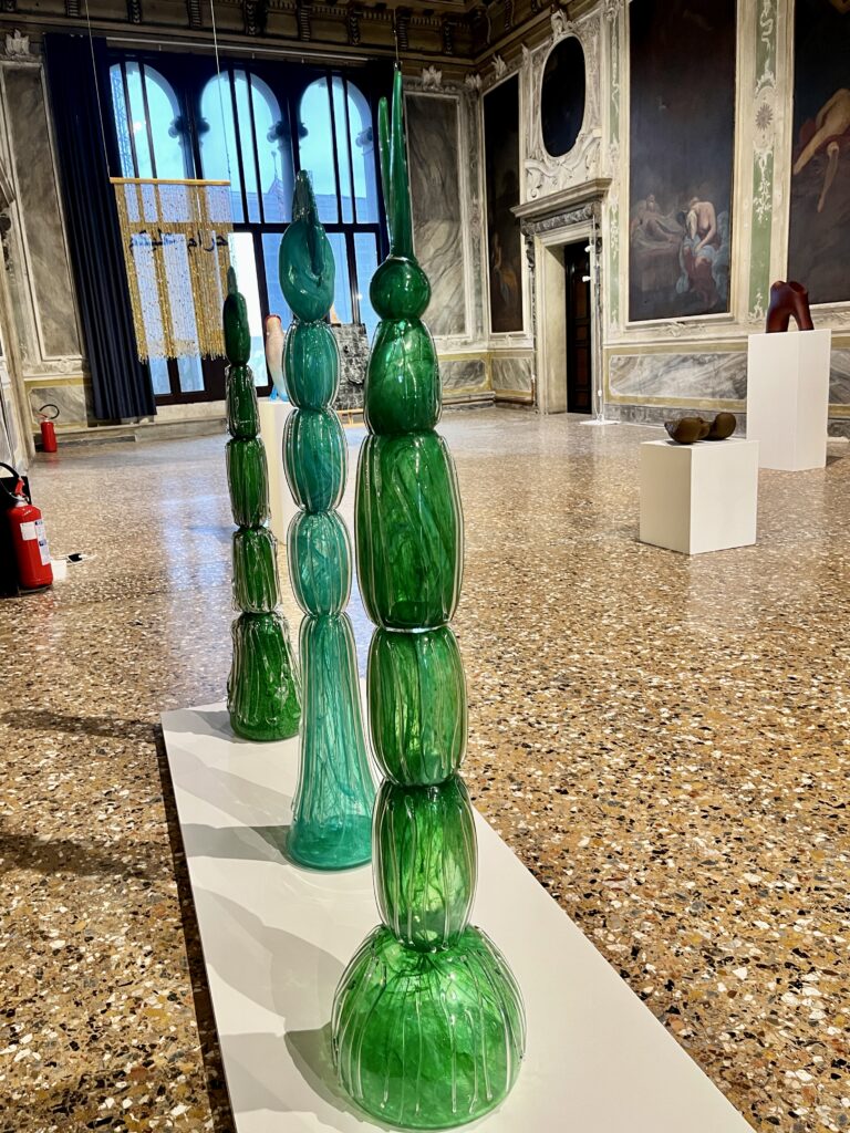 Glasstress 2026, Ausstellungsansicht, Venedig, Palazzo Ca' Tron, Leiko Ikemura, drei Woche, grüne Glasfiguren oder Türme