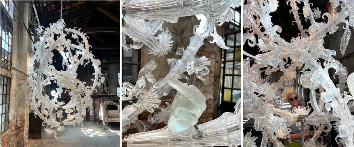 Glasstress 2026, Ausstellungsansicht, Murano, Ai Weiwei, weißer Kronleuchter mit Stinkefinger und Handschellen
