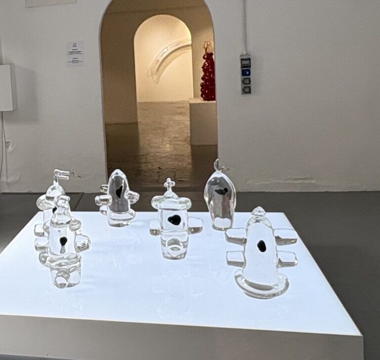 Glasstress 2026: Ein künstlerisches Staraufgebot bei Berengo, das keiner sieht | Art Matters Glasstress 2026, Ausstellungsansicht, Murano, Tony Cragg, Galssfiguren mit schwarzem Herz im Innern